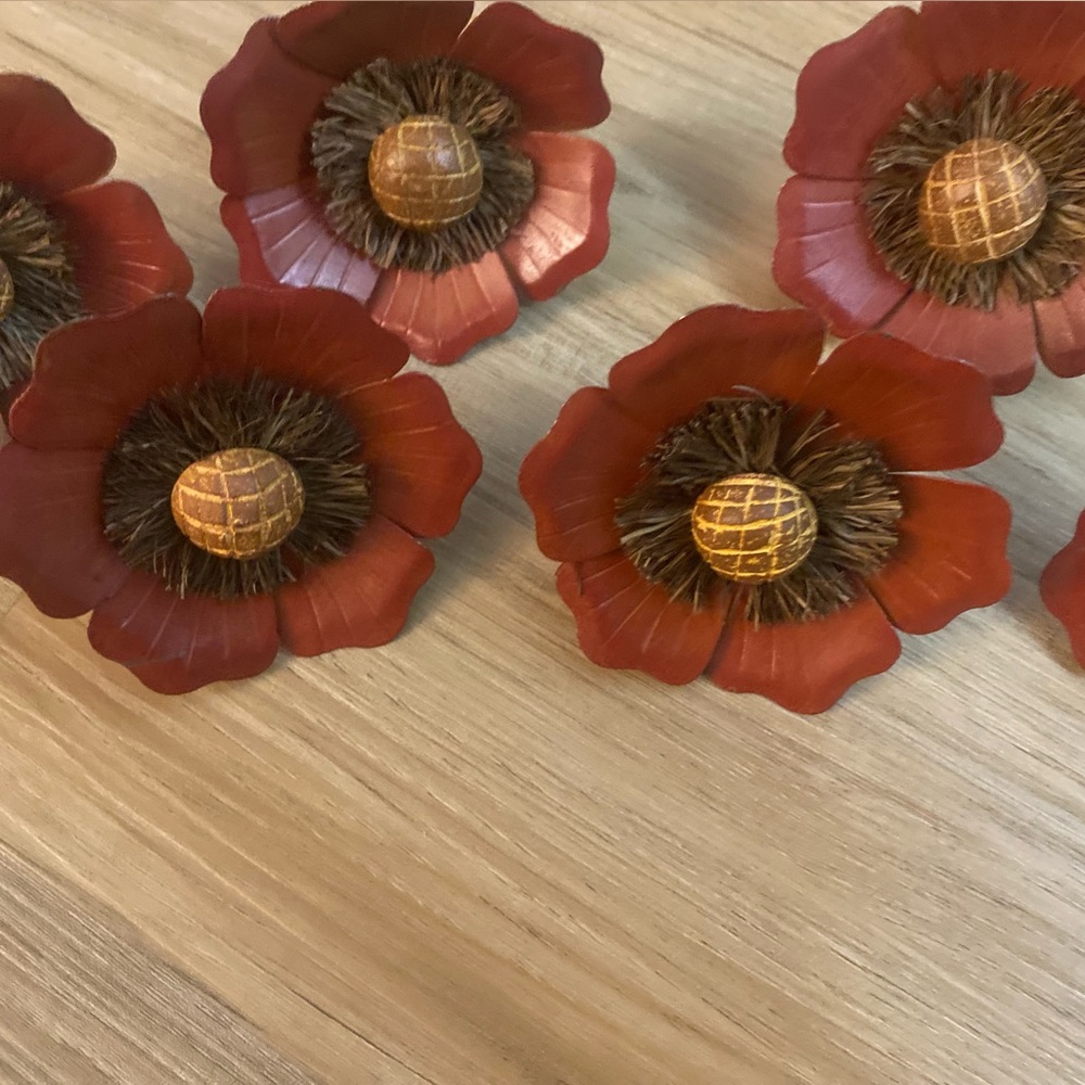 🌻🌻6 Elegant Deep Red Metal & Brown Wickered Floral Napkin Rings - Picture 5 of 6